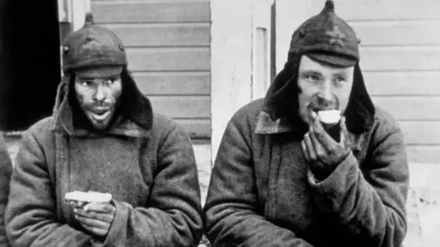 Полонені зі 163-ї стрілецької дивізії. Саме на допомогу цій дивізії направили радянських військових з України - 44-ту стрілецьку дивізію, яку майже знищили у боях в "долині мерців"