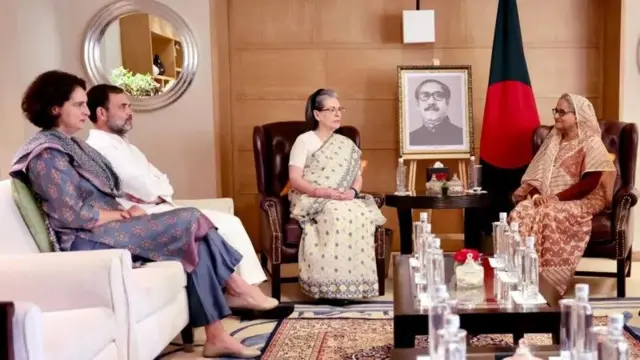 شیخ حسینہ کانگریس کی رہنما سونیا گاندھی اور ان کے بیٹے راہل گاندھی اور بیٹی پرینکا گاندھی کے ساتھ