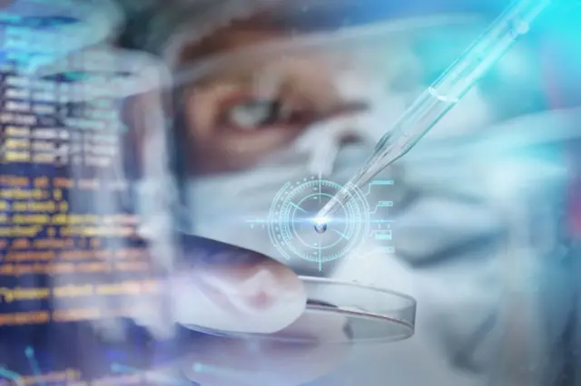 अत्यंत कमी तापमानात मानवी शरिरावर विविध प्रयोग करून त्याला जिवंत ठेवण्याच्या प्रक्रियेला क्रायोजेनिक तंत्रज्ञान म्हणतात. 