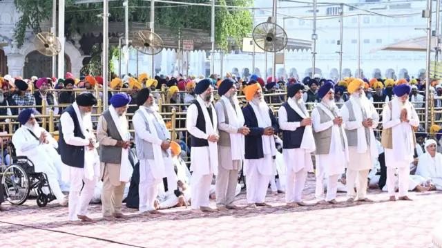 అకాల్ తఖ్త్ ఎదుట నిలబడిన అకాలీ దళ్ నేతలు 