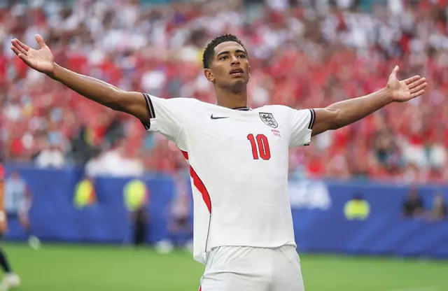 Jude Bellingham #10 dari Inggris merayakan gol kedua timnya selama pertandingan perempat final Piala Dunia FIFA 2026 antara Norwegia dan Inggris di Stadion Miami pada 11 Juli 2026 di Miami Gardens, Florida. 