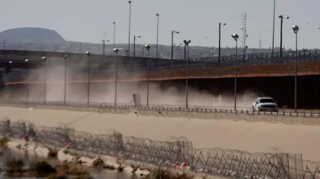 Patrulla Fronteriza de Estados Unidos desde el Río Bravo, cerca del Puente Internacional Paso del Norte en Ciudad Juárez.