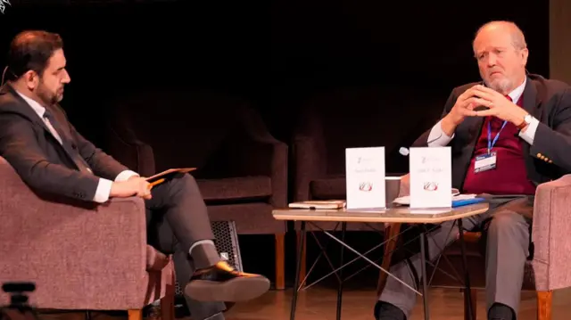 جان ساپکو، بازرس ویژه آمریکا برای بازسازی افغانستان در حال گفت‌وگو