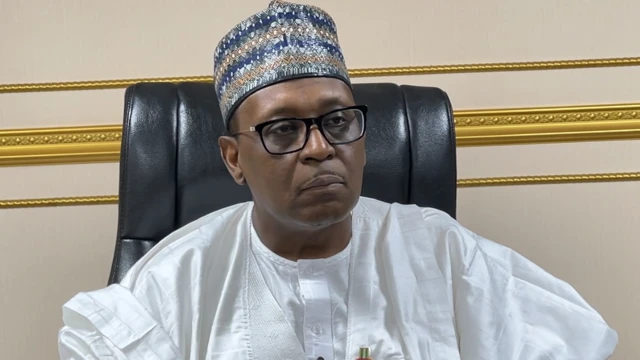 Ministan Lafiya na Najeriya, Farfesa Ali Mohammed Pate sanye da fararen kaya da gilas lokacin da yake amsa tambayoyin BBC.