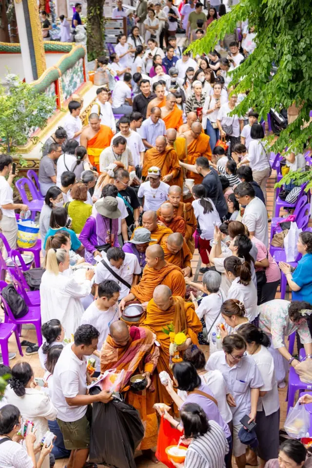 Đoàn sư Walk for Peace đi bát tại Thái Lan 