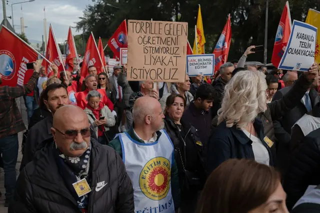 İzmir'de eğitim sendikaları protesto sırasında sokakta yürüyüş yaptı.