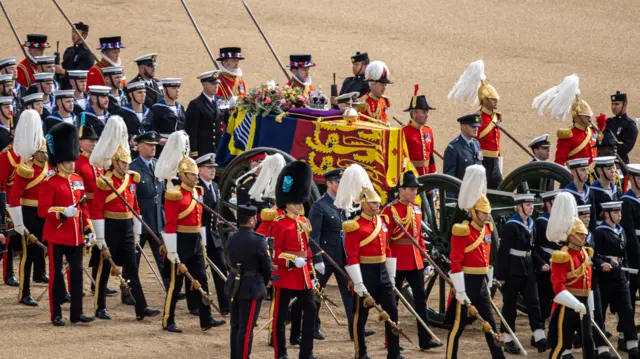 ت﻿ابوت ملکه بر روی ارابه‌ای مخصوص