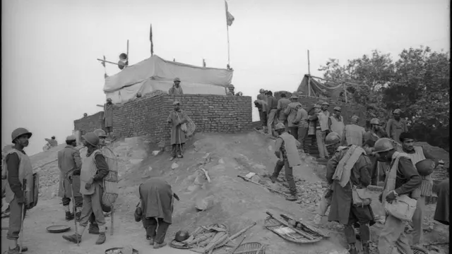 বাবরি মসজিদ ভেঙে ফেলার পর যেভাবে রামলালার মূর্তি তাঁবুর নিচে রাখা হয়েছিল। ৮ ডিসেম্বর, ১৯৯২