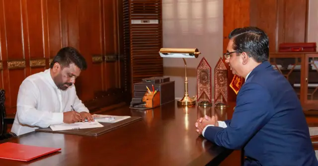 නව ජනාධිපති ලේකම් ලෙස පත්වූ ආචාර්ය නන්දික සනත් කුමානායක සංවර්ධන ආර්ථික විද්‍යාව පිළිබඳ ආචාර්ය උපාධිධාරියෙකි.