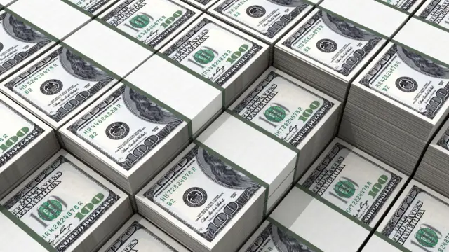 ဒီနှစ်ဆန်းပိုင်းကစလို့ ဒေါ်လာ တန်ဖိုးဟာ ပေါင်နဲ့ ယှဉ်ရင် ၁၀ ရာခိုင်နှုန်း၊ ယူရိုနဲ့ ယှဉ်ရင် ၁၅ ရာခိုင်နှုန်း ကျဆင်းခဲ့ပါတယ်။