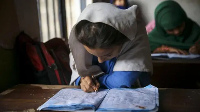 دختران پناهجویان افغان در اسلام آباد در یک کمپ پناهجویان درس می‌خوانند در حالی که تحصیل دختران بالاتر از کلاس ششم در افغانستان منع شده است