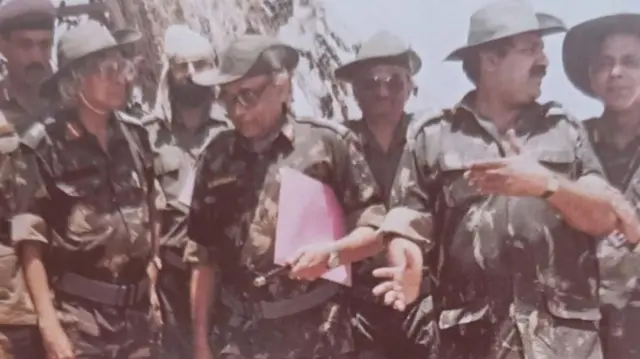 शास्त्रज्ञांना घालण्यासाठी सैन्याचे युनिफॉर्म दिले होते. 