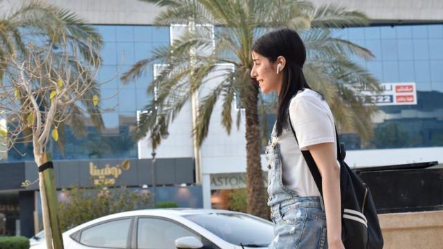 Manahel al Otaibi camina vestida con ropa occidental en la calle al Tahliya de la capital saudita, Riad, el 2 de septiembre de 2019.