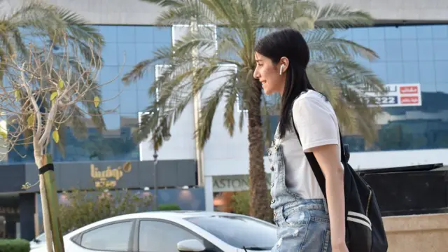 Manahel al Otaibi camina vestida con ropa occidental en la calle al Tahliya de la capital saudita, Riad, el 2 de septiembre de 2019.