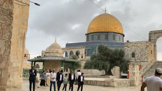 পহেলা অক্টোবর (২০২৩) ইহুদি উৎসব সুক্কুতে ইসরায়লি বসতি স্থাপনকারীদের কিছু অংশ আল আকসা মসজিদে ঢুকে পড়ে 