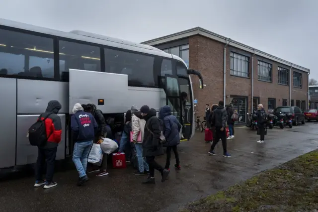 Hollanda'da bir sığınma merkezine sevk edilen sığınmacılar.