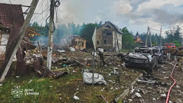 Фото последствий удара по Киевской области, опубликованное Зеленским: разрушенные малоэтажные дома, исковерканные автомобили