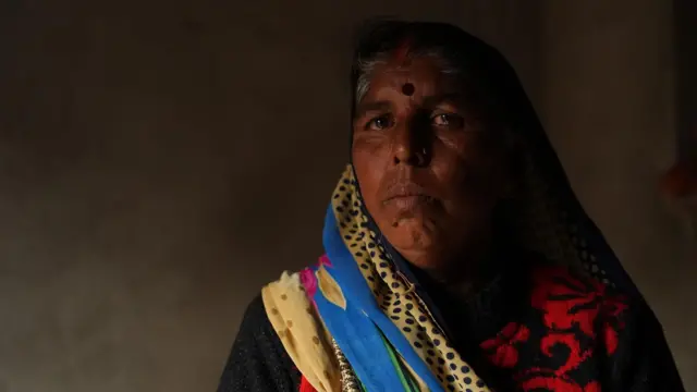 फूलमंती देवी के पति को भी पुलिस ने अतहर को पीटने के मामले में गिरफ़्तार किया है