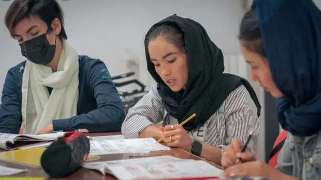 سه دختر در کلاس درس