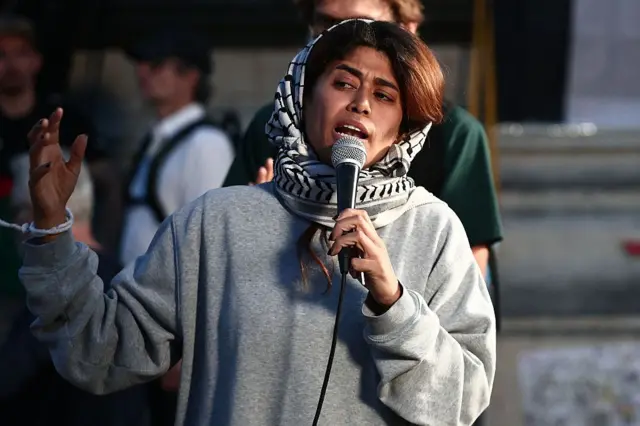 ريما حسن، المحامية الفرنسية الفلسطينية وعضو البرلمان الأوروبي تتحدث إلى المتظاهرين خلال تجمع تضامني معها في ساحة الجمهورية بباريس عقب ترحيل إسرائيل لها