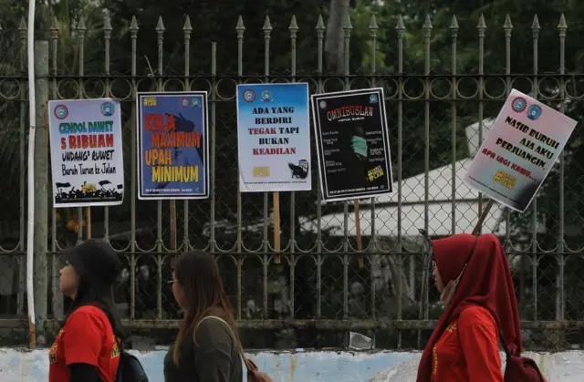 Sejumlah poster berisi tuntutan rakyat ditempel di pagar gedung DPR/MPR. 