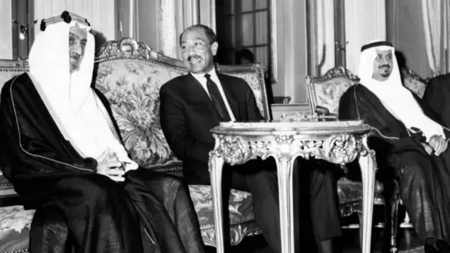 फ़ैसल बिन अब्दुल अज़ीज़ (बाएं) और मिस्र के राष्ट्रपति अनवर सादात (बीच में).