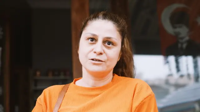 Turuncu kazaklı bir kadın
