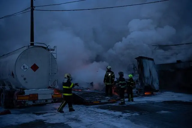 Рятувальники ліквідують наслідки російської атаки у Дарницькому районі Києва
