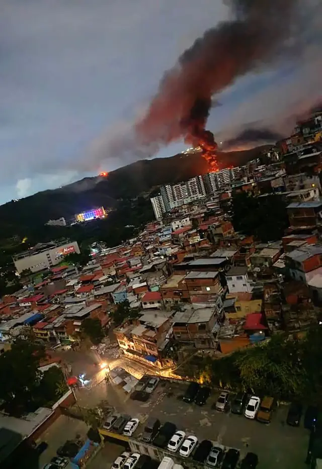 Una columa de humo saliendo de Fuerte Tiuna, a la principal base militar de Caracas