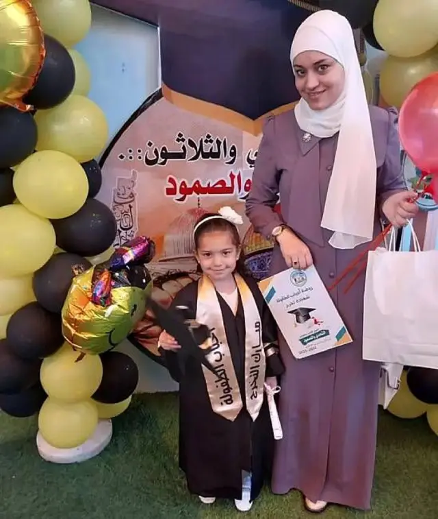 Hind Rajab en una graduación escolar de toga junto a su madre 