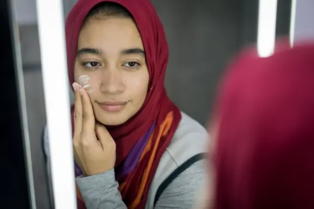 ত্বককে ময়েশ্চারাইজ করা খুব জরুরি।