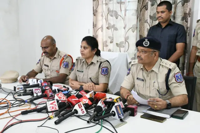 పోలీసుల మీడియా సమావేశం