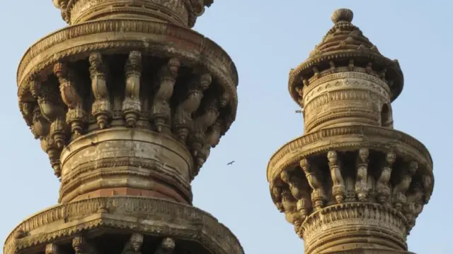  સારંગપુર સ્થિત ઝૂલતા મિનારા અમદાવાદમાં સારંગપુરના ઝૂલતા મિનારા બીબીસી ગુજરાતી ગુજરાત પુરાતત્વ ઇતિહાસ અહમદાબાદ અમદાવાદ