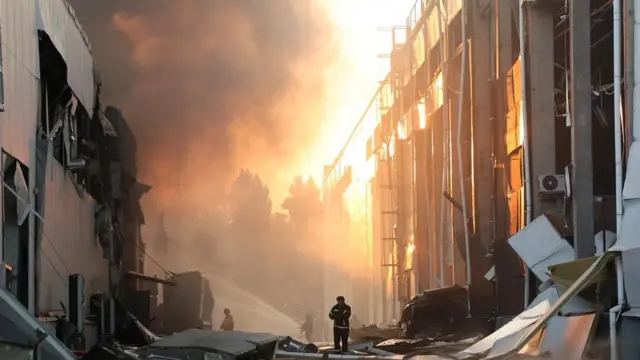 Пожежа на складах в Києві після удару балістики 