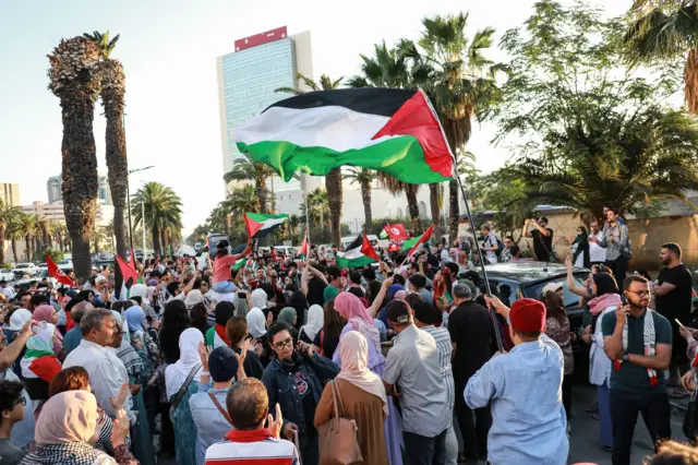 مظاهرة تونسية واسعة يرفع المشاركون فيها الأعلام الوطنية إلى جانب العلم الفلسطيني