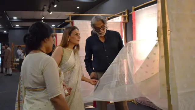 প্রদর্শনীর একটি জামদানি খুঁটিয়ে খুঁটিয়ে দেখছেন সুনীতা কোহলি ও মুজফফর আলি