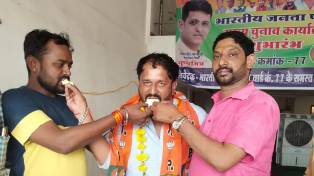 फ़िरोज़ ख़ान (बीच में) का कहना है कि वो लंबे समय तक एबीवीपी से जुड़े रहे हैं