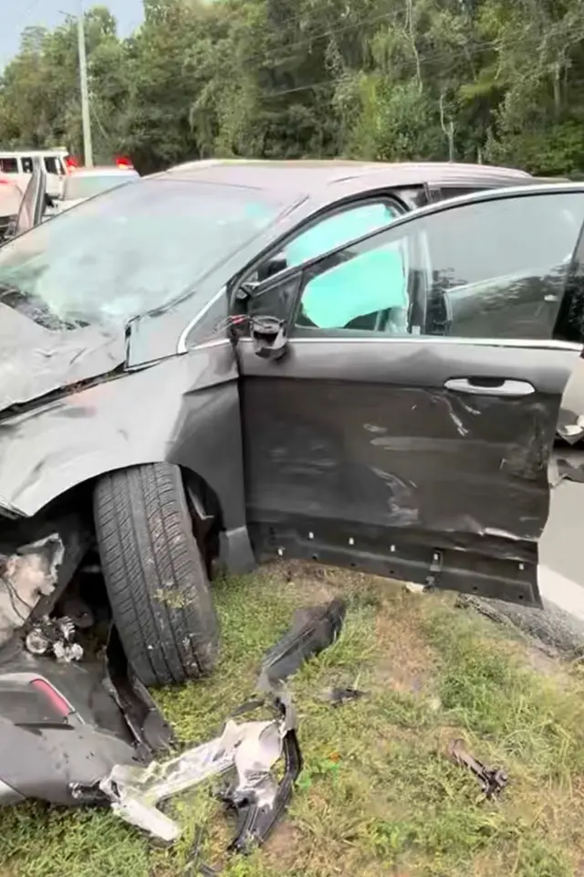Parte delantera de un auto color gris semidestruida.