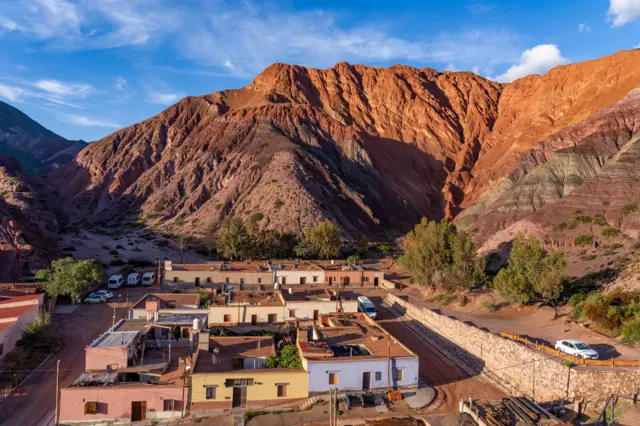 七色山(Cerro de los Siete Colores)色彩斑斕的山坡高聳於普爾馬馬爾卡村莊之上。