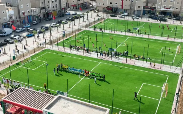 صورة لنموذج من ملاعب القرب المنتشرة في عدد من المدن المغربية