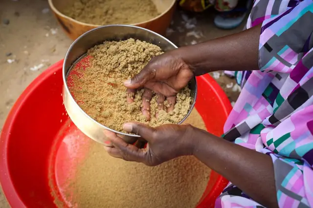 Des femmes cuisinent pour célébrer le jour de l'Achoura.