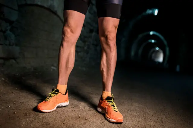 उलटं चालण्याचा शरीर आणि मेंदूला काय फायदा होतो? वाचा