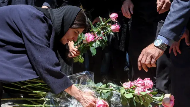 لیلا حاتمی در خاکسپاری مادرش زری خوشکام
