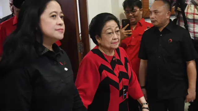 Ketua Umum PDI Perjuangan Megawati Soekarnoputri (kanan) didampingi Ketua DPP Puan Maharani (kiri) tiba untuk mengikuti perayaan HUT ke-52 PDI Perjuangan di Jakarta, Jumat (10/1/2025). 