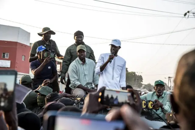 Ousmane Sonko et Bassirou Diomaye Faye assistent à un meeting de campagne à Cap Skirring, au Sénégal, le 16 mars 2024. 