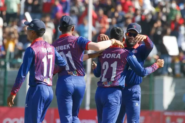 मलेशियाको विकेट लिएपछि रमाउँदै नेपाली क्रिकेट खेलाडी