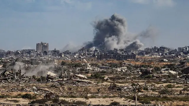 Дим над сектором Газа після бомбардування Ізраїлем 5 жовтня 2025 року