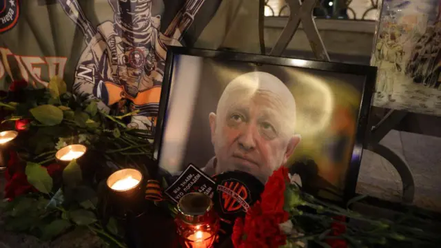 প্রিগোজিনের মৃত্যুর খবরের পর মস্কোতে তার স্মরণে মোমবাতি ও ফুল দিয়েছেন অনেকে।