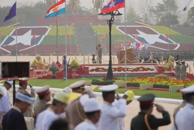 တပ်မတော်ကာကွယ်ရေးဦးစီးချုပ် ဗိုလ်ချုပ်မှူးကြီးမင်းအောင်လှိုင် 