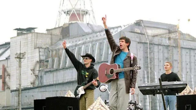 Молодий "Скрябін" виступає біля саркофага ЧАЕС в 2000 році